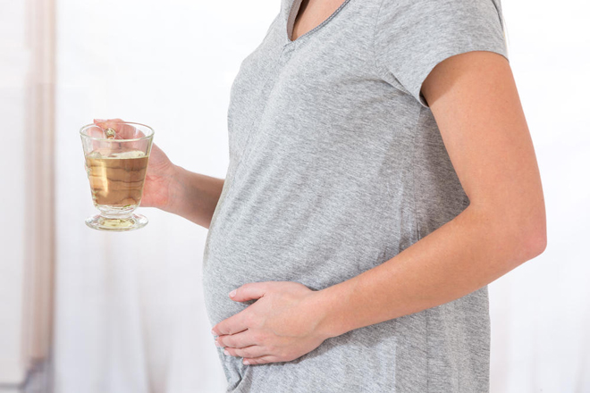 Беременная женщина с чашкой чая