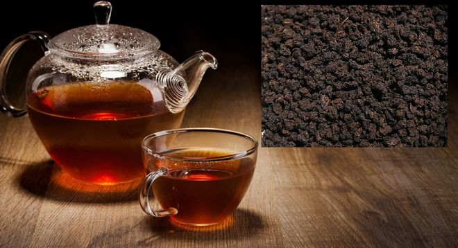 Чайник и чашка с черным чаем